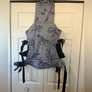 Lenny Lamb Toddler Carrier Gray and Black Dragons